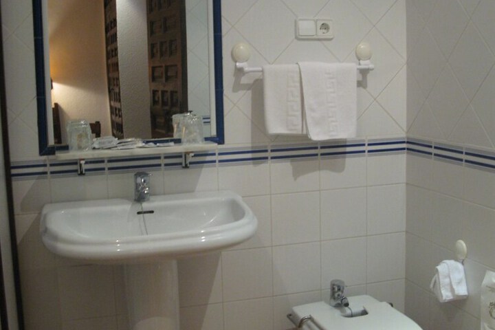Room 9 of 32