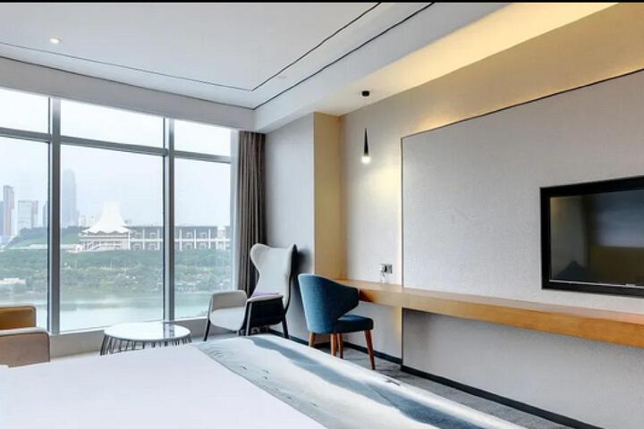 Room 9 of 12