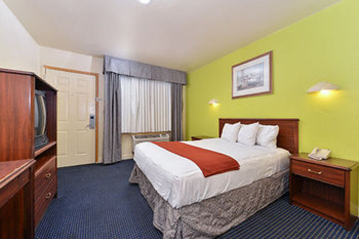 Room 8 of 9