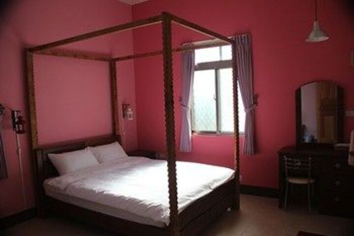Room 9 of 33