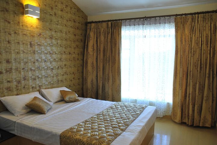 Room 8 of 33
