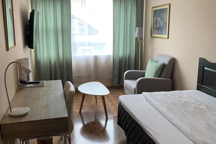 Room 9 of 17