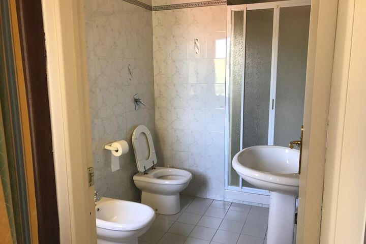 Room 13 of 16