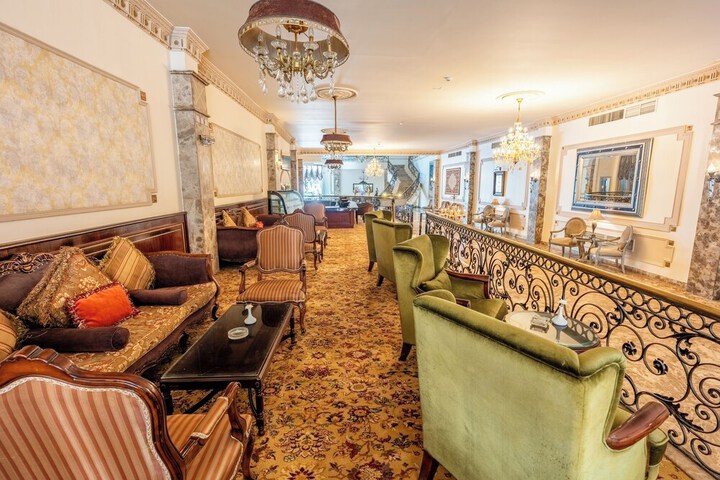 Lounge 56 of 73
