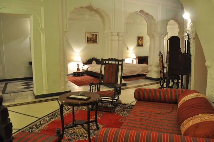 Room 4 of 17