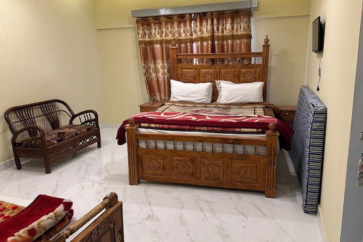 Room 4 of 16