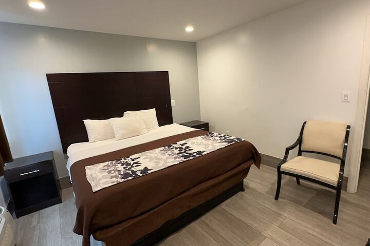 Room 6 of 10