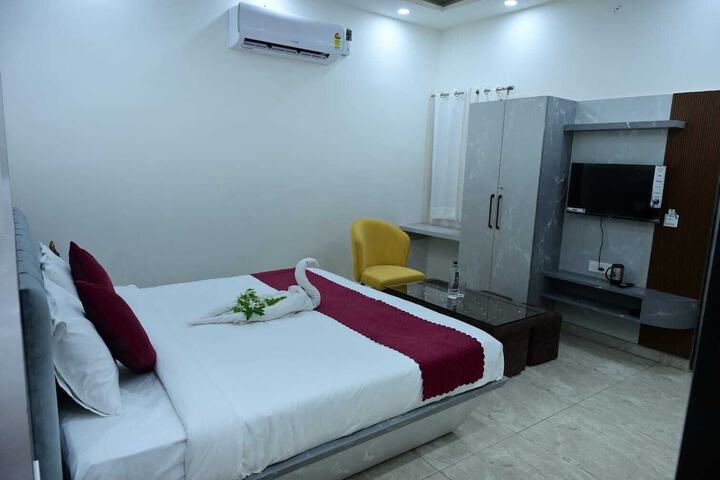 Room 6 of 24