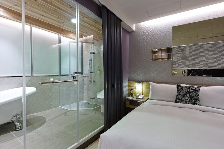 Room 17 of 36
