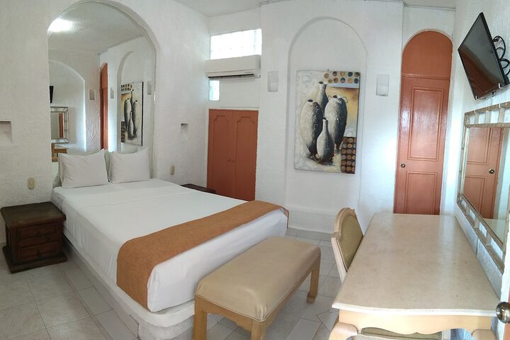 Room 3 of 33