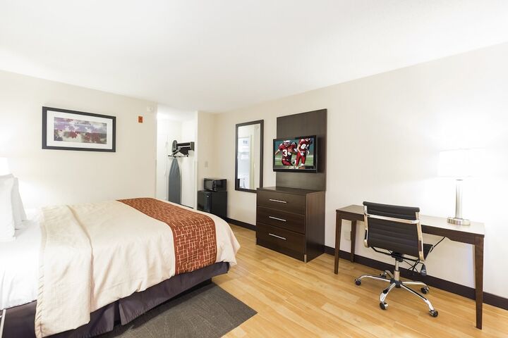 Deluxe King Bed (7 of 14)