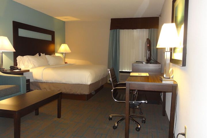 1 King Bed (4 of 18)