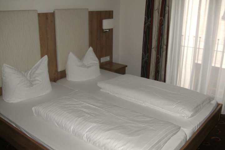 Room 10 of 33