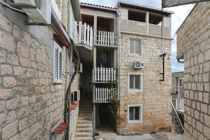 Awesome Home in Slatine With Wifi and 1 Bedrooms