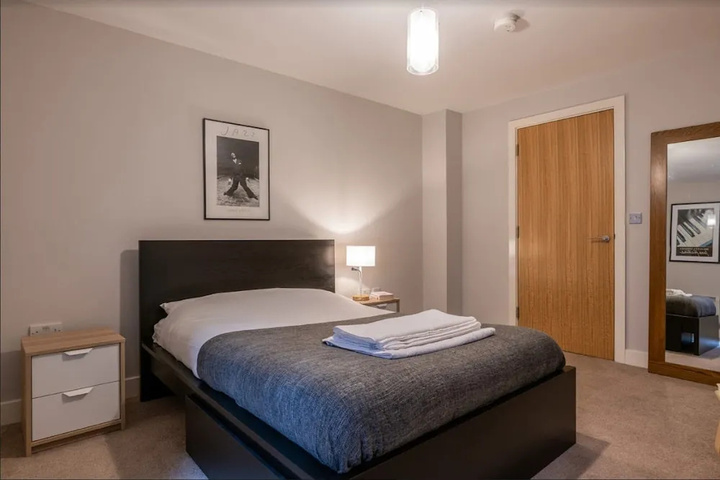 Room 5 of 12