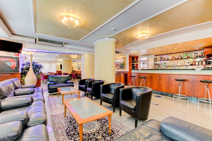Lounge 66 of 76