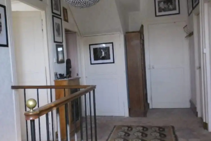 Room 9 of 10