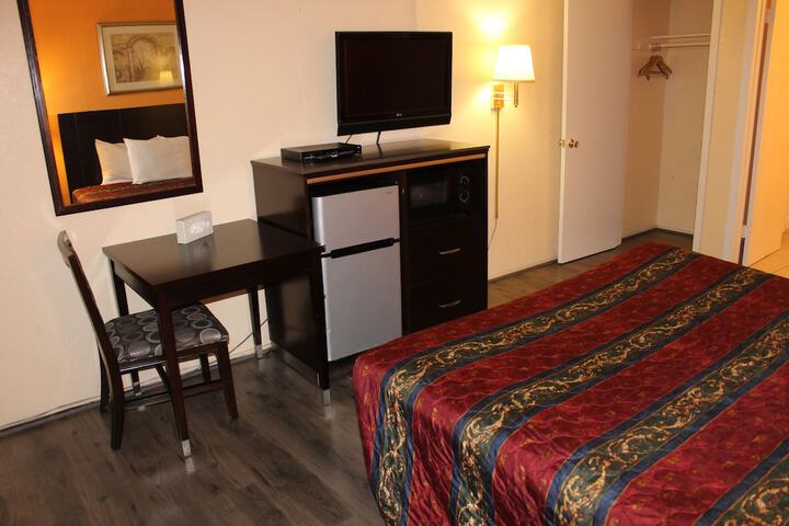 1 Queen Bed (2 of 12)