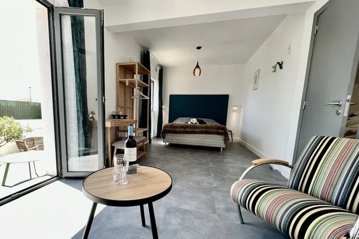 Room 5 of 16