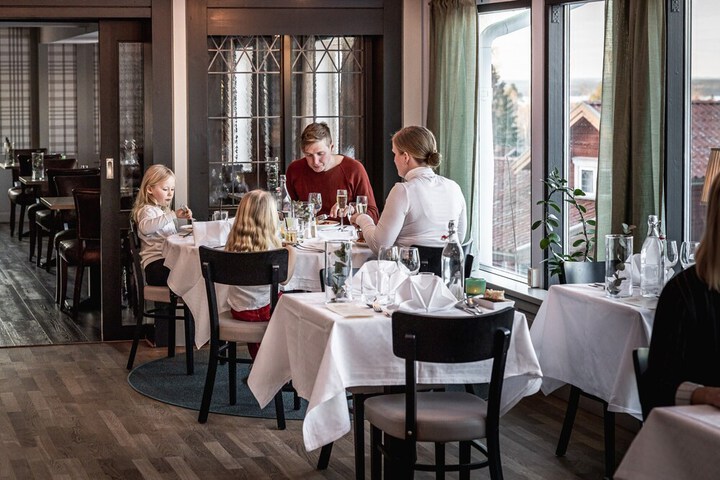Dining 52 of 66