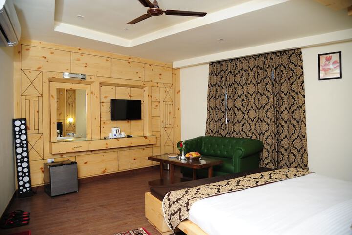 Room 28 of 76