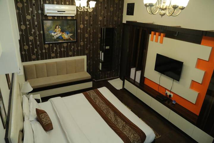Room 11 of 25