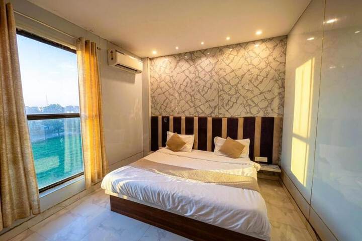 Room 13 of 18