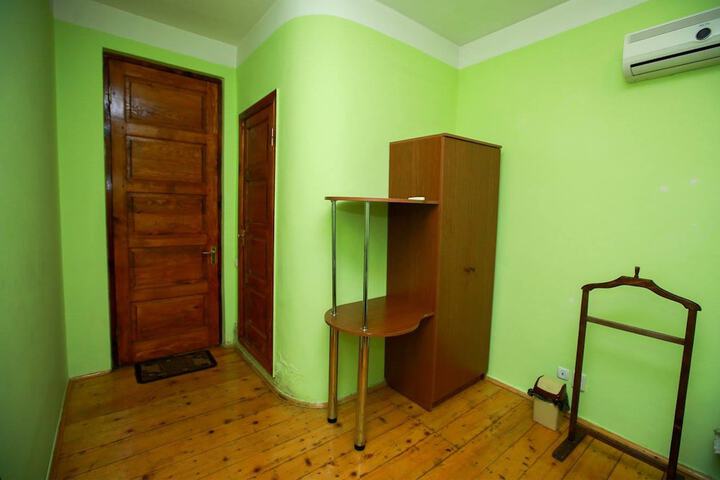 Room 12 of 19