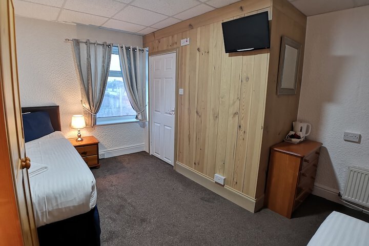 Room 8 of 102