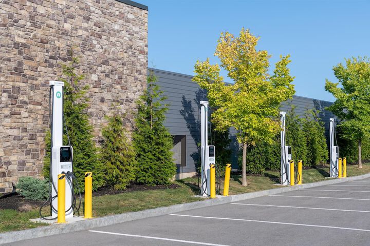 Electric vehicle charging station