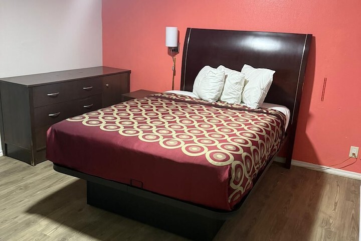 Room 17 of 27
