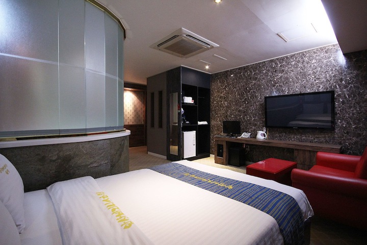 Room 5 of 52