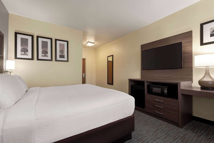 1 King Bed (2 of 13)