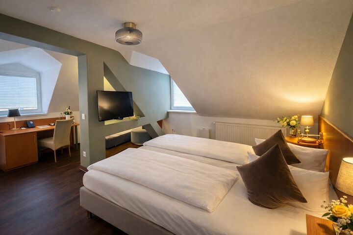 Room 12 of 25