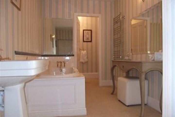Room 2 of 34