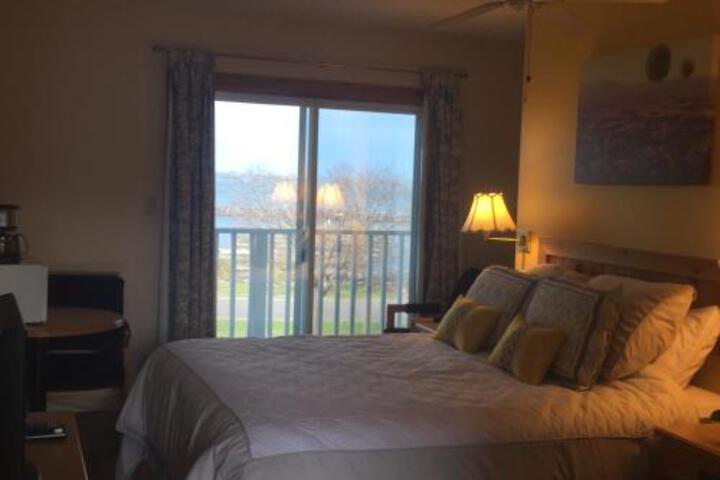 Exterior of Hilton Beach Inn Hotel & Resort