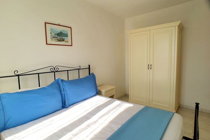 Room 4 of 9