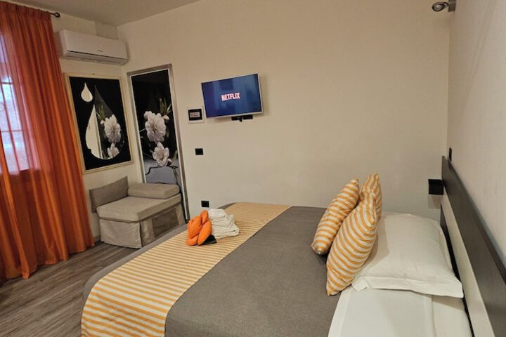 Room 12 of 76