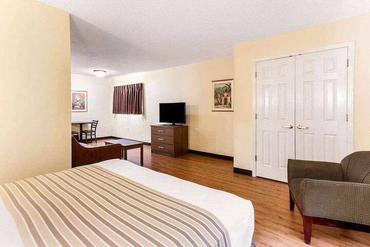 1 Queen Bed Refrigerator, Microwave (1 of 4)