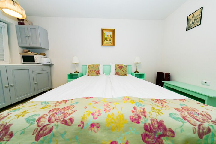 Room 34 of 107