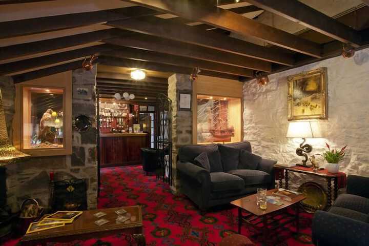 Lounge 9 of 13