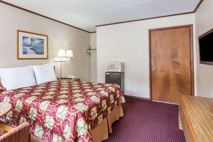 1 Queen Bed (9 of 12)
