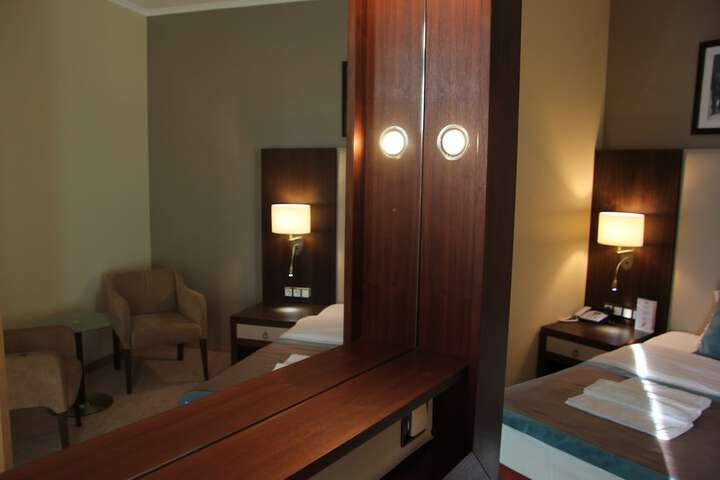 Room 33 of 81