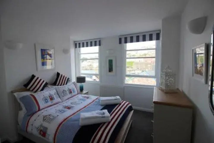 Room 3 of 8