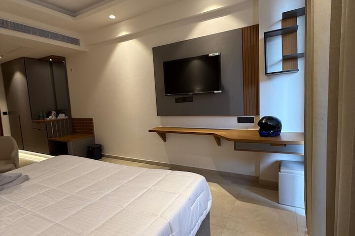 Room 8 of 18