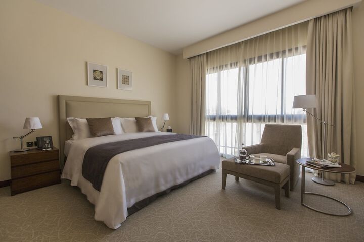 Room 12 of 80