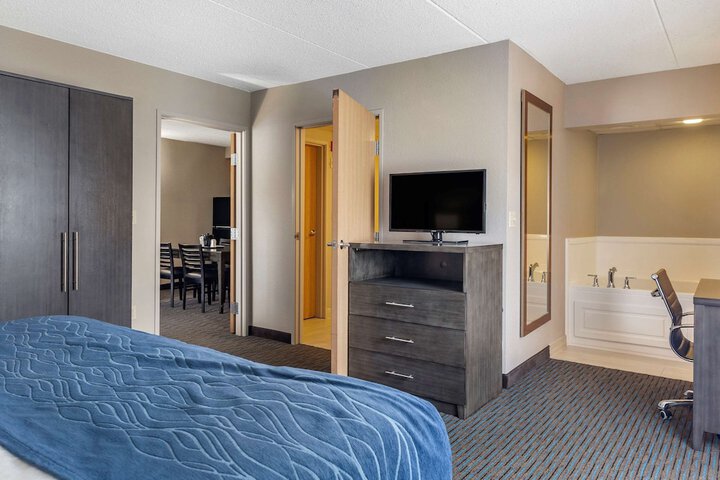 1 King Bed (6 of 11)