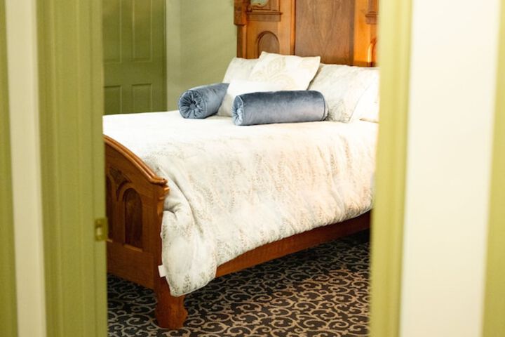 Room 18 of 230