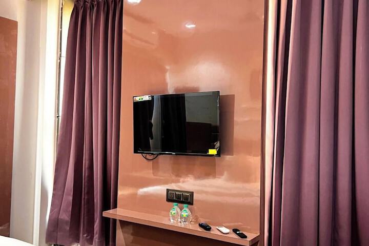 Room 6 of 14