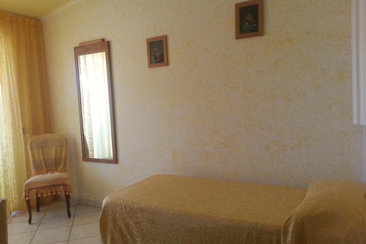 Room 15 of 48